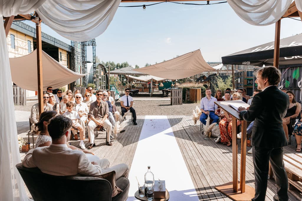 Ceremonie met gasten